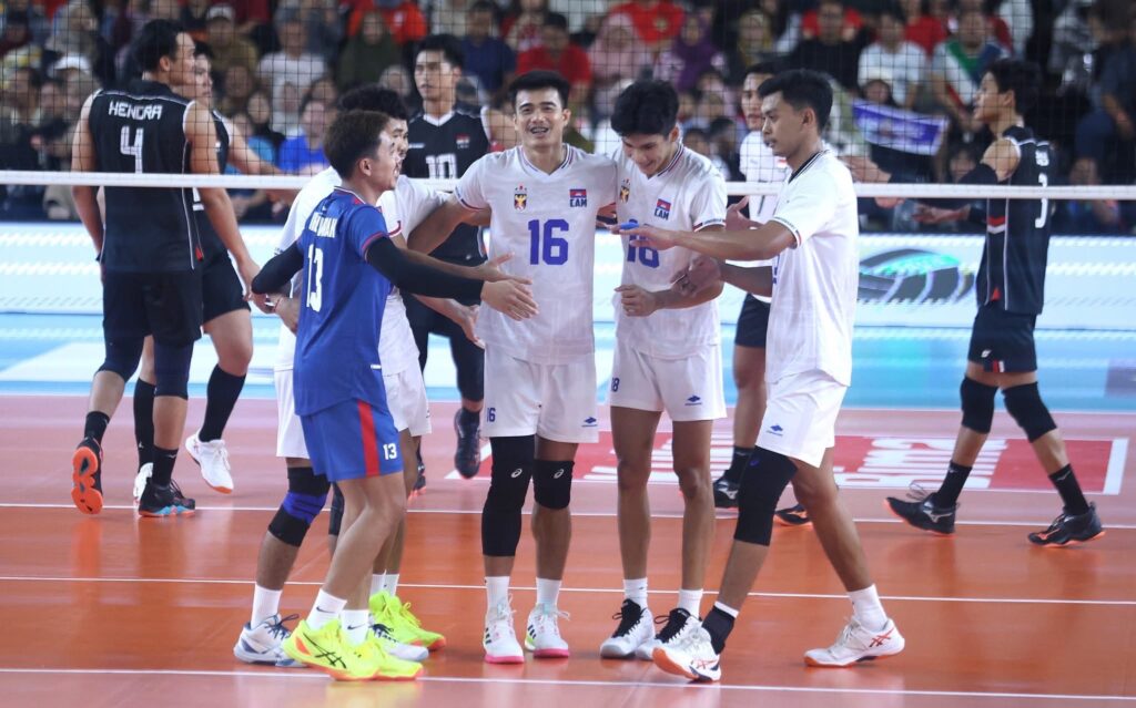 นักวอลเลย์บอลชายกัมพูชาในสนามแข่งขัน SEA V.League 2025