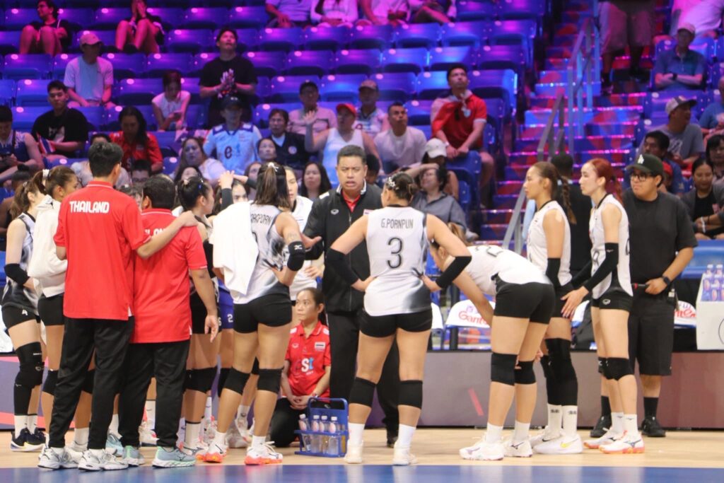 โค้ชแคนาดาตบไหล่โค้ชอ๊อด กิตติพงศ์ ก่อนเกมทีมชาติไทยพบแคนาดาในศึก VNL 2025