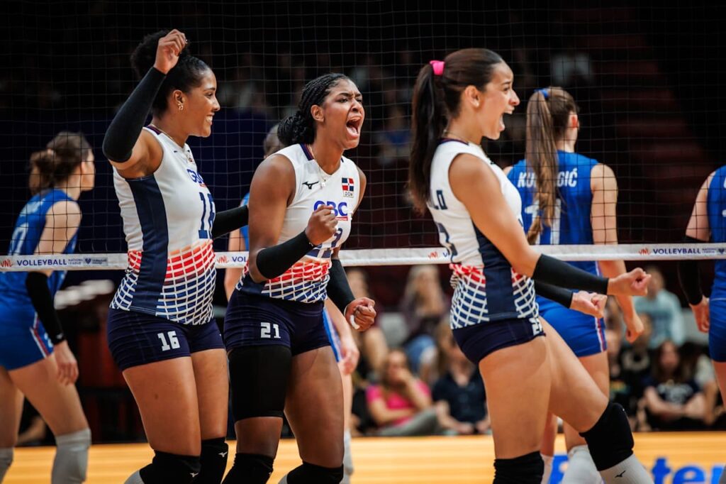 นักวอลเลย์บอลทีมชาติไทยและโดมินิกันเตรียมลงสนามใน VNL 2025 สนาม 3 ณ สหรัฐอเมริกา