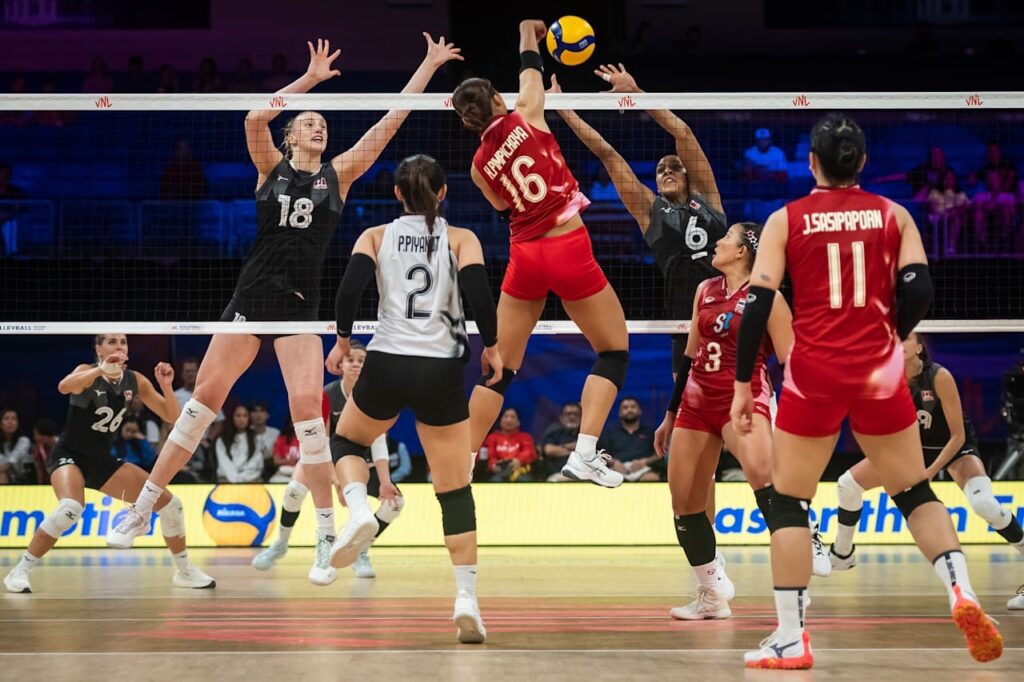 ภาพนักวอลเลย์บอลทีมชาติไทยกำลังฉลองหลังจบเกมชนะทีมแคนาดาในศึก VNL 2025 แมตช์ชี้ชะตา