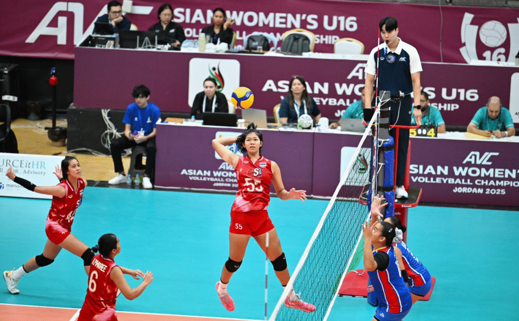 นักวอลเลย์บอลหญิงไทย U16 กำลังขึ้นตบทำคะแนนในเกมพบทีมชาติฟิลิปปินส์ รอบจัดอันดับ ชิงแชมป์เอเชีย 2025