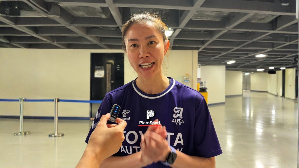 นุศรา ต้อมคำ เตรียมนำทีม ALEEZA Aichi ใช้แผนเสิร์ฟตัดเกมรุกเพื่อรับมือหัตถยา บำรุงสุข และทีม SAGA Hisamitsu Springs ในการแข่งขัน SV.LEAGUE ญี่ปุ่น ที่อินดอร์ สเตเดียม หัวหมาก ประเทศไทย